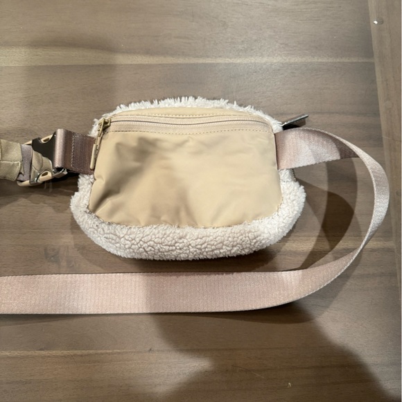 EUC LULULEMON EVERYWHERE FLEECE BELT BAG IN CREAM - Picture 5 of 6